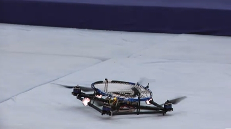 Robot bay đánh bóng trên không
