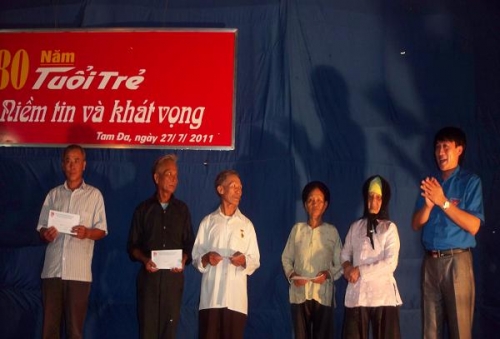 Đêm lửa trại niềm tin và khát vọng  Tuyên dương Thanh niên, học sinh – sinh viên tình nguyện hè 2011