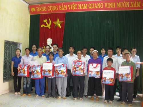 Đoàn khối các cơ quan tỉnh: tặng quà 15 gia đình chính sách và trẻ em vượt khó học giỏi