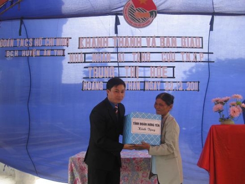 Huyện Đoàn Ân Thi khánh thành và bàn giao “Nhà nhân ái” tặng cựu Thanh niên xung phong