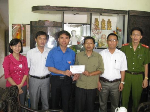 Tỉnh Đoàn – Đoàn TN Cụm Trung tâm tỉnh tặng 17 suất quà cho đối tượng chính sách