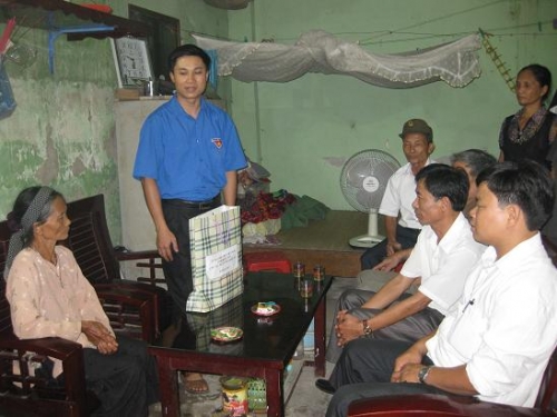 Hội LHTN – CLB Lương Định Của tỉnh: Tặng quà trẻ em, gia đình chính sách nhân ngày thành lập Hội Liên hiệp thanh niênViệt Nam