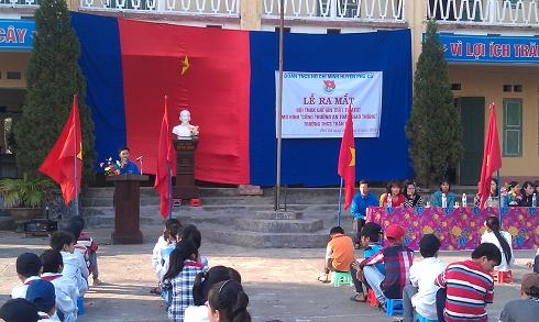 Huyện Đoàn Phù Cừ ra mắt Đội TNXK và gắn biển "Cổng trường an toàn giao thông"