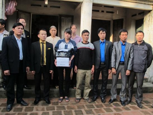 Đoàn khối các cơ quan tỉnh thăm, tặng quà học sinh mắc bệnh hiểm nghèo vươn lên học giỏi