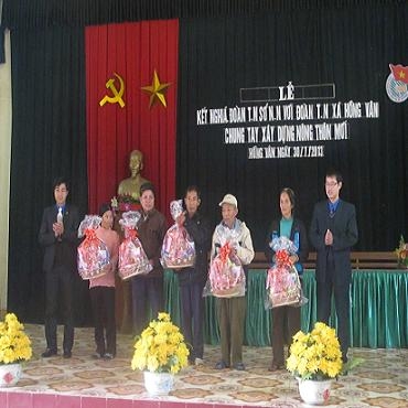 Đoàn khối các cơ quan tỉnh tặng quà đối tượng nghèo