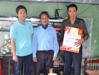 Chi Đoàn Tỉnh Đoàn thanh niên tặng quà cựu thanh niên xung phong  có hoàn cảnh khó khăn