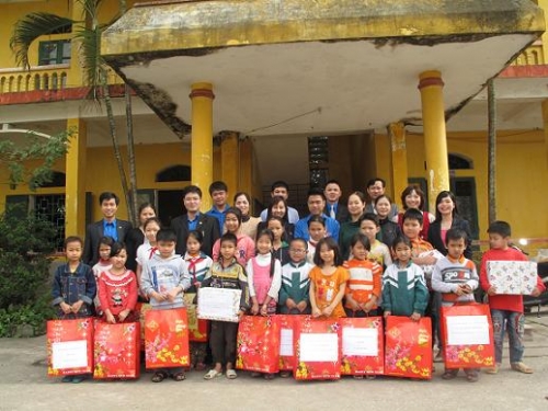 Đoàn khối các cơ quan tỉnh tặng quà trẻ em nghèo vượt khó học giỏi tại xã Nhân La