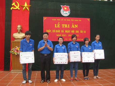 Ban Thường vụ tỉnh Đoàn tổ chức  Lễ tri ân thầy cô và ngày hội Khi tôi 18