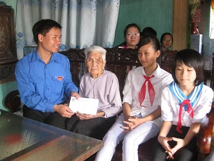 Tỉnh Đoàn tặng quà các gia đình thương binh liệt sỹ