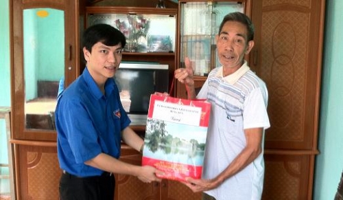 Hội Liên hiệp thanh niên Việt Nam tỉnh  tặng quà 15 đối tượng gia đình thương binh liệt sỹ