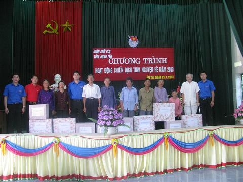 Đoàn khối các cơ quan tỉnh khám bệnh, cấp thuốc miễn phí và tặng quà cho các đối tượng chính sách