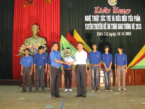Tiên Lữ liên hoan nghệ thuật và biểu diễn tiểu phẩm về an toàn giao thông