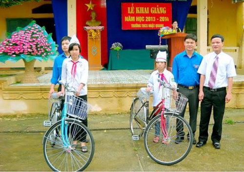 Huyện đoàn Phù Cừ tặng quà  tiếp sức học sinh nghèo tới trường nhân dịp năm học mới