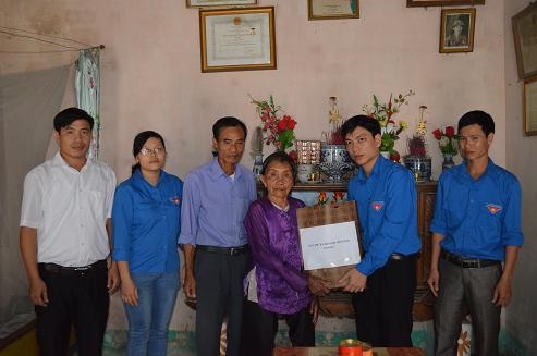 Hội Sinh viên Việt Nam tỉnh tặng quà Mẹ Việt Nam anh hùng nhân dịp Đại hội lần thứ 2 nhiệm kỳ 2013 - 2018