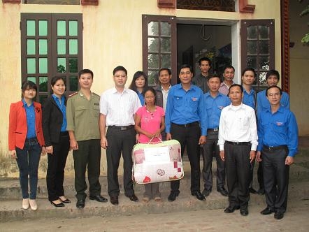 Chi đoàn các ban xây dựng Đảng tỉnh tổ chức tặng quà cho các gia đình chính sách, cựu Thanh niên xung phong và  học sinh có hoàn cảnh khó khăn