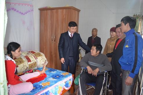 Đoàn trường Đại học Sư phạm kỹ thuật Hưng Yên  Xây nhà tình thương tặng đoàn viên có hoàn cảnh khó khăn