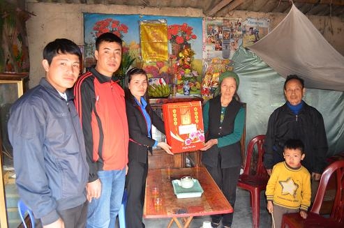 Chi Đoàn thăm và tặng quà cựu thanh niên xung phong có hoàn cảnh khó khăn