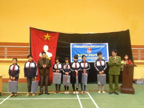 Đoàn thanh niên Công an tỉnh tuyên truyền, giáo dục pháp luật và  tặng quà thiếu nhi