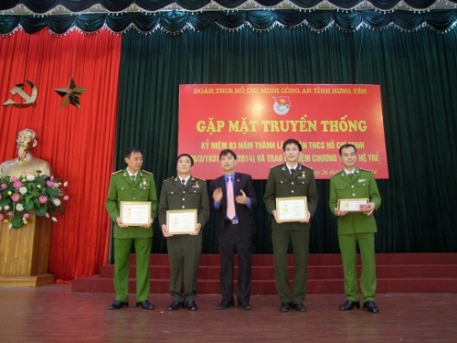 Đoàn thanh niên Công an tỉnh Tổ chức gặp mặt truyền thống và trao kỷ niệm chương vì thế hệ trẻ