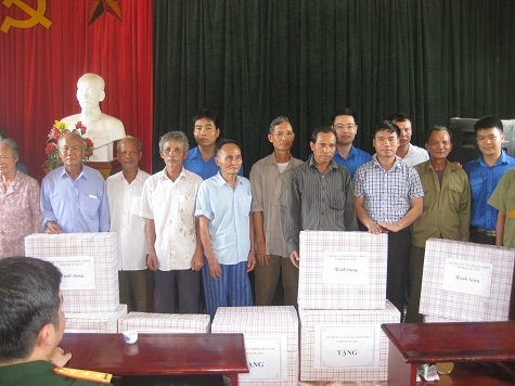 Đoàn Thanh niên 3 đơn vị Cụm Trung tâm tỉnh  khám bệnh và tặng quà gia đình chính sách