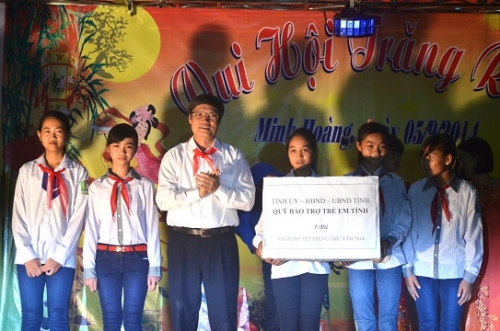 Phó Bí thư Thường trực Tỉnh ủy Nguyễn Khắc Hào vui Tết Trung thu "Đêm hội trăng rằm" tại Phù Cừ