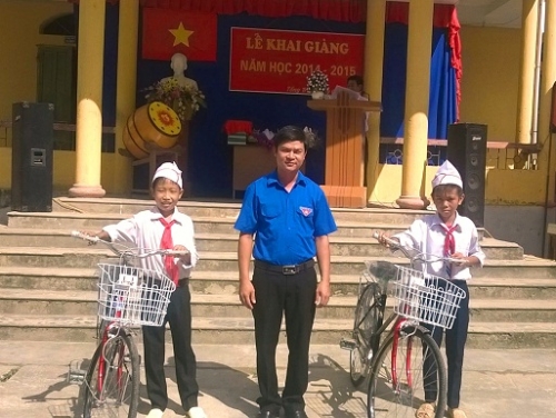 Huyện đoàn Phù Cừ trao học bổng tiếp sức đến trường