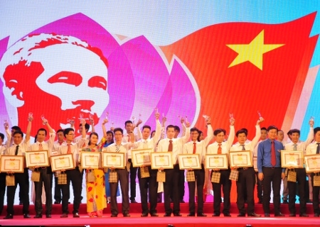 Tuyên dương 125 thanh niên công nhân tiên tiến làm theo lời Bác và phát động chiến dịch hè tình nguyện 2015.