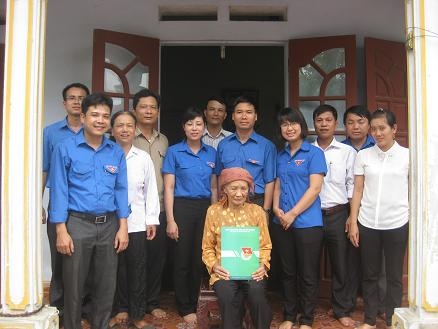 Tỉnh Đoàn – Đoàn Thanh niên Cụm Trung tâm tỉnh: Tặng 14 suất quà cho đối tượng chính sách