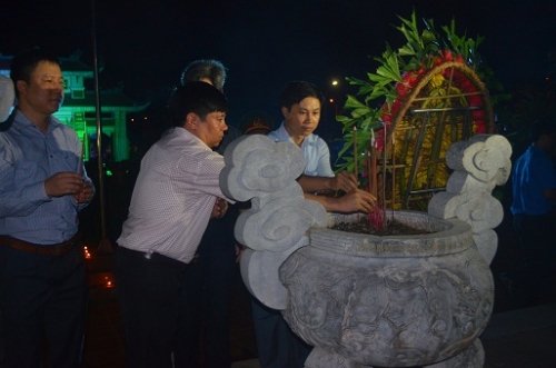 Văn Giang: thắp nến, thả đèn hoa đăng tri ân các anh hùng liệt sỹ