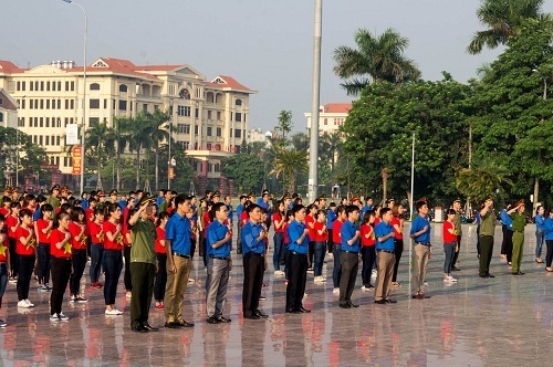Ban Thường vụ tỉnh Đoàn tổ chức hát Quốc ca và biểu diễn dân vũ chào mừng kỷ niệm 70 năm Ngày Cách mạng Tháng Tám và Quốc khánh 2/9