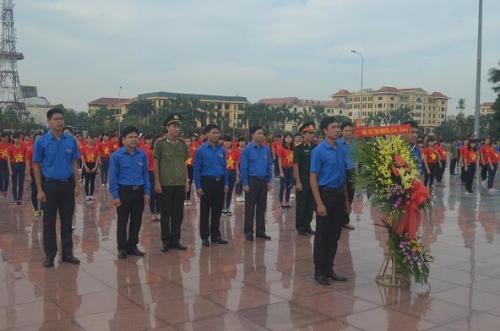 Dâng hoa Tổng Bí thư Nguyễn Văn Linh chào mừng Quốc khánh 2/9