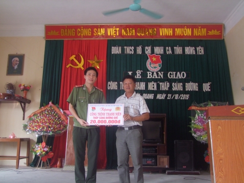 ĐOÀN THANH NIÊN CÔNG AN TỈNH TRAO TẶNG CÔNG TRÌNH THANH NIÊN “THẮP SÁNG ĐƯỜNG QUÊ”