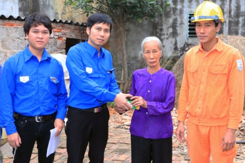 Đèn compact tỏa sáng trong các hộ nghèo, gia đình chính sách tỉnh Hưng Yên