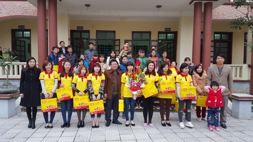 Trao vé xe cho các nữ thanh niên công nhân về quê ăn Tết