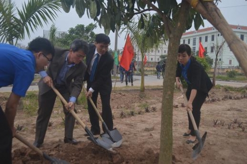 Đoàn trường Cao đẳng Nghề Cơ điện và thủy lợi  tư vấn nghề nghiệp việc làm cho 1.800 đoàn viên thanh niên