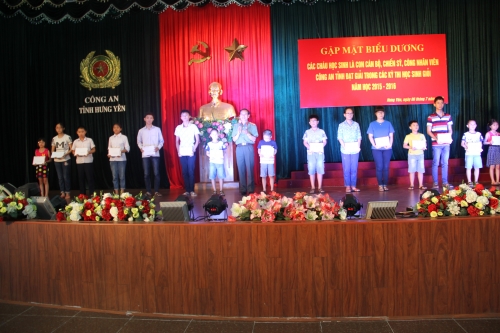 ĐOÀN THANH NIÊN CÔNG AN TỈNH TỔ CHỨC GẶP MẶT,  TẶNG QUÀ CÁC CHÁU HỌC SINH GIỎI NĂM HỌC 2015-2016