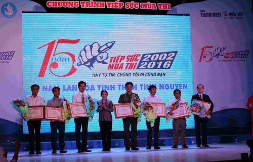 Lễ tổng kết năm 2016 và kỷ niệm 15 năm chương trình "Tiếp sức mùa thi"