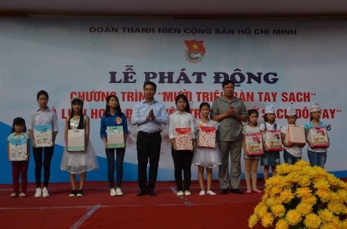 Lễ Phát động chương trình Mười triệu bàn tay sạch và Liên hoan Đội tuyên truyền “Giữ sạch đôi tay” năm 2016