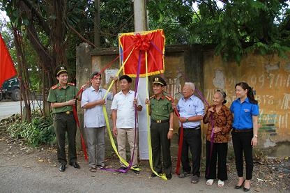 ĐOÀN THANH NIÊN CÔNG AN TỈNH TỔ CHỨC KHÁNH THÀNH VÀ  BÀN GIAO CÔNG TRÌNH THANH NIÊN “THẮP SÁNG ĐƯỜNG QUÊ” NĂM 2016