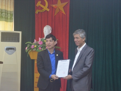 Bí thư Đảng ủy khối các cơ quan tỉnh  trao Quyết định chuẩn y Bí thư Chi bộ tỉnh Đoàn thanh niên