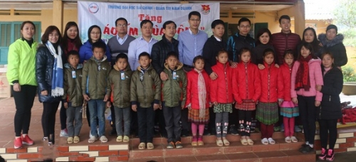 Đoàn trường Đại học Tài chính – Quản trị Kinh doanh phối hợp với Hội Sinh viên tổ chức chương trình “Áo ấm vùng cao”