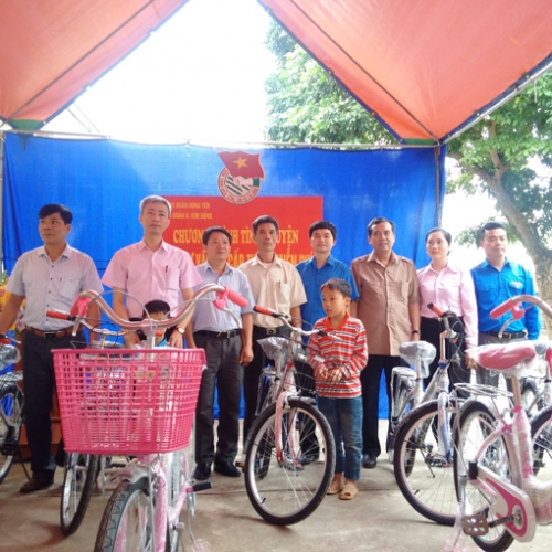 Kim động tổ chức chương trình khám bệnh, cấp phát thuốc miễn phí; tặng quà cho học sinh có hoàn cảnh khó khăn.