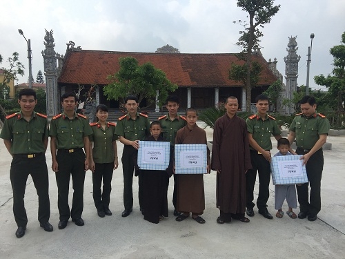 Cụm thi đua số 1 - Đoàn Thanh niên Công an tỉnh thăm, tặng quà  nhân dịp Tết thiếu nhi 01/6/2017