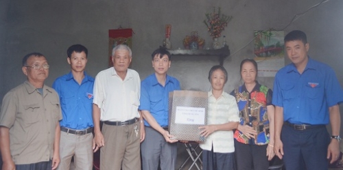 Tỉnh đoàn tặng quà cựu thanh niên xung phong nhân dịp kỷ niệm 57 Năm Ngày truyền thống lực lượng TNXP (17/5/1950 – 17/5/2017)