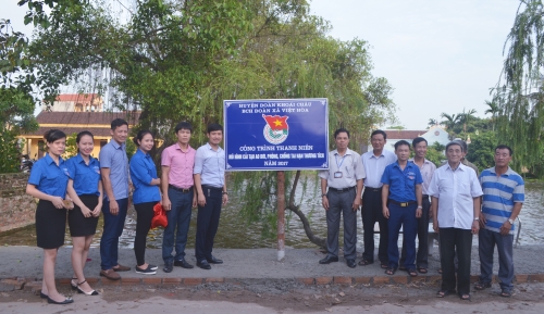 Lãnh đạo Tỉnh đoàn đi thăm và  tặng áo phao cho các mô hình ao bơi tiêu biểu trong tỉnh