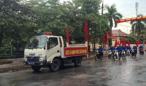 HUYỆN ĐOÀN KIM ĐỘNG RA QUÂN TUYÊN TRUYỀN TRẬT TỰ AN TOÀN GIAO THÔNG