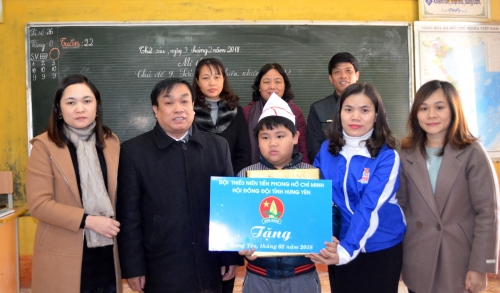 Ban Thường vụ Tỉnh đoàn thăm, tặng quà nhân dịp  Tết Nguyên đán Mậu Tuất 2018