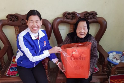 Ban Thường vụ Huyện đoàn Văn Giang tổ chức đi thăm hỏi, tặng quà nhân dịp tết Nguyên đán Mậu Tuất