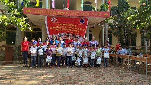 Huyện đoàn Tiên Lữ phối hợp tổ chức “Chương trình Khám bệnh nhân đạo và tư vấn chăm sóc sức khỏe cho học sinh trường Tiểu học Minh Phượng