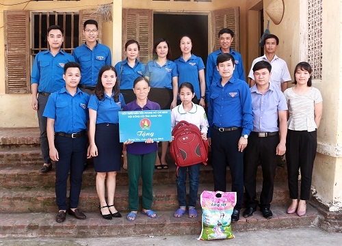 Chi đoàn Tỉnh đoàn tặng quà học sinh có hoàn cảnh khó khăn, vượt khó học giỏi